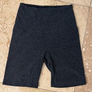 Women’s beyond yoga biker shorts charcoal